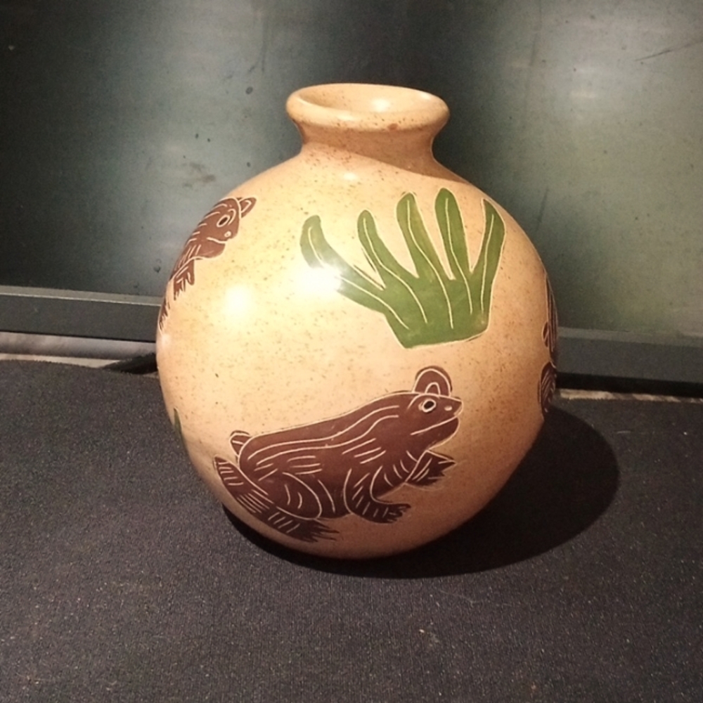 Nicaragua Stoneware Pottery Vase Frog  Decorated